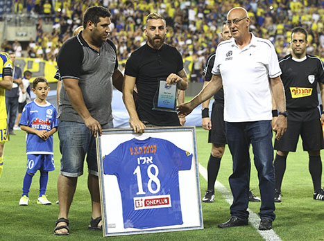 לפני המשחק, טקס לדור אלו שיעזוב את מכבי פ``ת בסיום העונה. זהו משחק הבית האחרון של המגן.