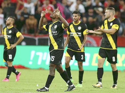 אברהם הדהים את טרנר (אלן שיבר)