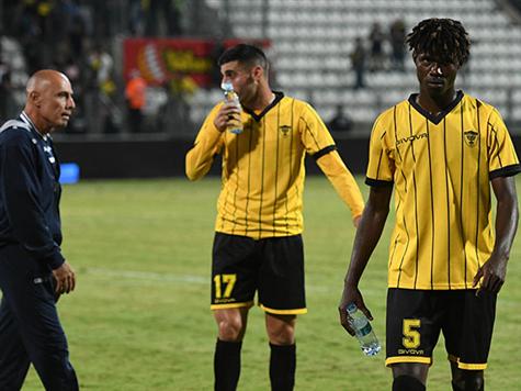 בית``ר נאלצה להתמודד עם הסערה שהובילה פארסת הזרים בימים האחרונים והערב היא תצטרך להוכיח שכל כולה מרוכזת במשחק מול אשקלון. הצהובים-שחורים (17 נקודות) ינסו לנצח ובמקביל יחזיקו אצבעות להפועל רעננה מול הפועל חיפה (20 נקודות), כשהפסד של המוליכה יכול להעלות את הבית``רים חזרה לפסגה (צילום: סוכנות ג`יני)