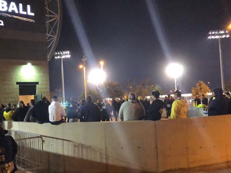 כ-300 אוהדי נתניה עדיין מחוץ לאצטדיון במחאה על מחירי הכרטיסים