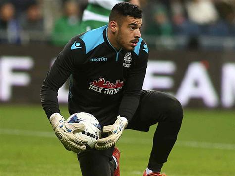 גיבור הערב של מכבי פ``ת. יוסי גינזבורג (צילום: אלן שיבר)