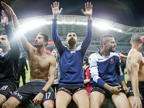 הפועל חיפה עדיין לא אמרה נואש במאבקים על האליפות, אבל אין ספק שההפסד 4:0 למכבי ת``א בליגה, פגע בסיכויים שלה משמעותית. האדומים, שמצליחים העונה מעבר לכל דמיון, יקוו לסיים אותה עם תואר ואין דרך טובה מאשר לעבור את היריבה העירונית בדרך.