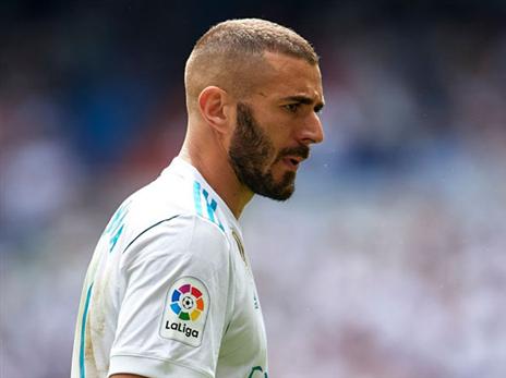 בנזמה יענוד את סרט הקפטן בהופעה ה-400 שלו בריאל מדריד. מי האמין שהצרפתי יקבל כל כך הרבה קרדיט במדי הבלאנקוס?