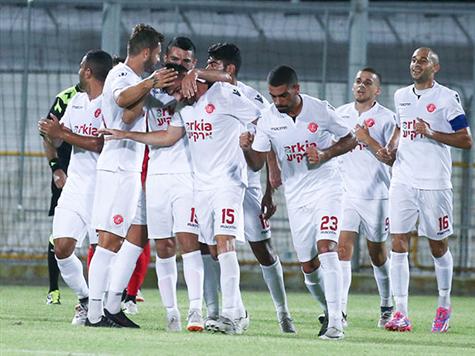 הפועל ת``א שבה לליגת העל בקול תרועה רמה והעפילה לחצי גמר גביע הטוטו תוך שהיא מציגה כדורגל סוחף. הערב, ממתין לה אתגר ממשי ראשון, מול מכבי ת``א ממנה ידעה הרבה סבל בשנים האחרונות. האם היא תצליח להפתיע ולעלות לגמר גביע הטוטו?