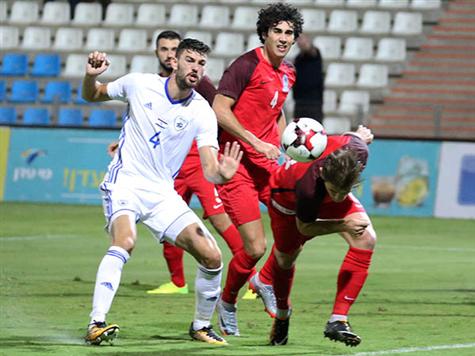 <P>אזרבייג`ן היא המשוכה הקלה ביותר בבית חמש, עם נקודה אחת בלבד עד כה, וישראל אמורה לנצח ללא בעיות. הכחולים לבנים אירחו את האזרים במשחק הראשון במוקדמות באצטדיון בעכו וניצחו 1:3 משערים של מוטי ברשצקי, אליאל פרץ ומקסים פלקושצ`נקו. (יוסי שקל)</P>