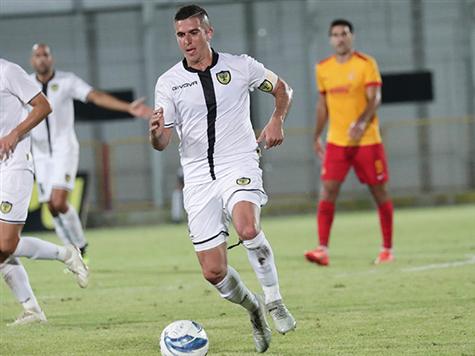 סוף סוף משהו שנראה כמו ניסיון לשער. ורד בועט בסיבוב מחוץ לרחבה והכדור שלו עולה גבוה