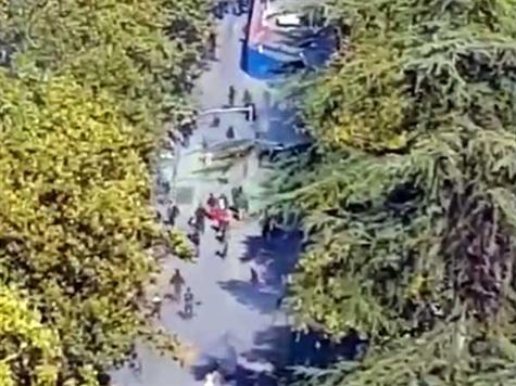 עוד לפני המשחק התחוללו מהומות בין שני מחנות האוהדים ליד האצטדיון. המשטרה הגיעה לאזור והפרידה בין הניצים, עדיין לא ברור מה בדיוק קרה והאם מישהו נפגע באירוע