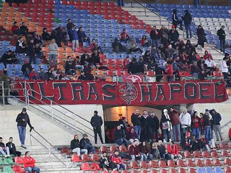 אוהדי הפועל ת``א ראו שער ראשון של קבוצתם בגביע העונה. בליגה אין להם כמעט כאלה (דני מרון)