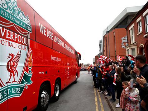האוטובוס של ליברפול מתקבל על ידי האוהדים באנפילד (getty)