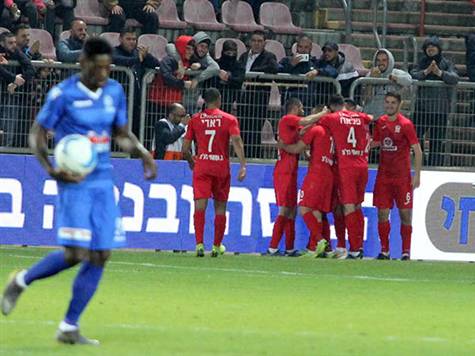 <STRONG>המארחת עלתה ל-0:1!</STRONG> כדור קרן הגיע לכליבאת, שירה אותו מקצה הרחבה לרשת של גיגי. (אנצ`ו גוש, סוכנות ג`יני)