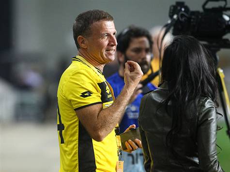 הבעלים של נתניה, אייל סגל, על הדשא (צילום: אלן שיבר)