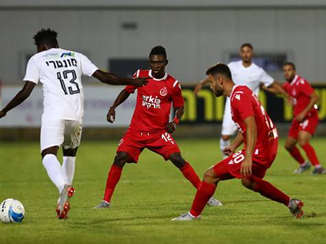 אשדוד מתקשה להיכנס למשחק (צילום: לירון מולדובן)