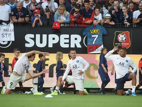 שחקני פ.ס.ז` מתחממים לקראת ההתמודדות. מה דעתכם, האם האלופה תנצח גם את המשחק השני של העונה?