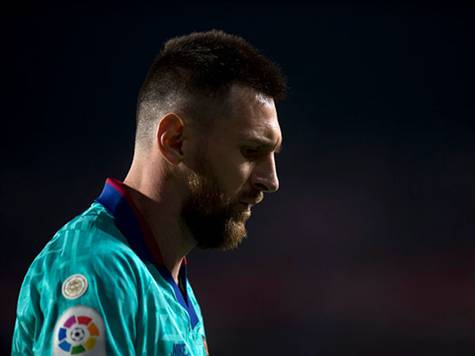 אפילו מסי לא נראה כמי שיכול להושיע את האלופה הערב (getty)