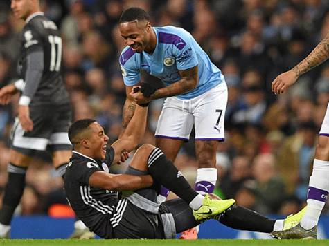 עשר הדקות הראשונות עוברות ללא מצבים. סטרלינג היה הכי קרוב להזדמנות, אבל נעצר ברחבה לפני שבעט (getty)