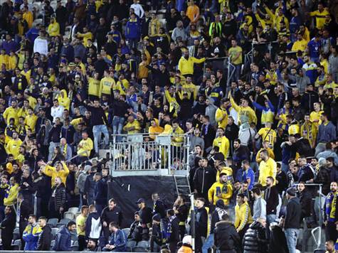 ביציעים: 15,462 צופים וצופות (שמרגישים כמו הרבה הרבה פחות) (צילום: אלן שיבר)