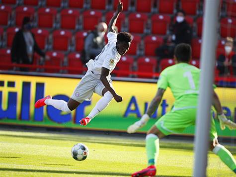 הבווארים מרבים לתקוף מהאגף של אלפונסו דיוויס. (GETTY)