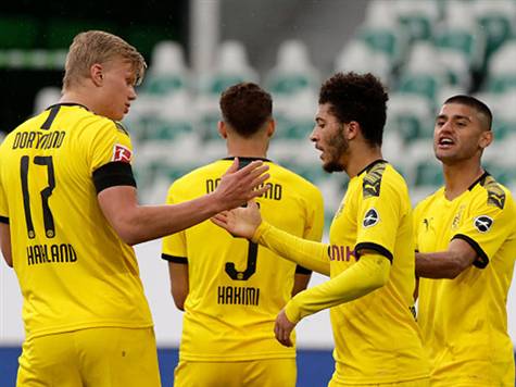 דורטמונד שהפסקת הליגה קטעה לה רצף נצחונות, המשיכה את החזרה באותו הקו. בשני המשחקים מאז חזרה העונה, קבוצתו של לוסיאן פאברה, ניצחה פעמיים תוך שהיא כובשת שישה שערים ולא סופגת ולו שער אחד. אמנם הקלף הכי חזק שלה - האוהדים, לא יהיו באצטדיון, אך החבורה מחבל הרואר נחושה לצמצם את הפער לנקודה מהיריבה הבווארית שבמקום הראשון. (GETTY)