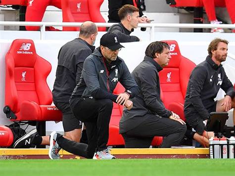 ולפני המשחק, כורעים ברך. המחאה נמשכת (GETTY)