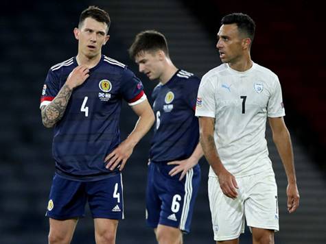 החבורה של וילי רוטנשטיינר מגיעה במומנטום חיובי לאחר ה-1:1 בסקוטלנד. למרות שנבחרת ישראל לא השיגה ניצחון, ניתן היה לחוש במשב רוח מרענן בעיקר בחצי השני של המשחק עם שיתוף הפעולה הנהדר בין ערן זהבי למואנס דאבור, שהוביל לשער, ורגעי הקסם של מנור סולומון. (GETTY)