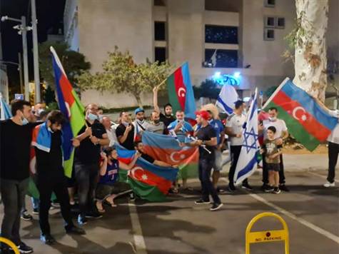 <STRONG><FONT color=#000099>צפו</FONT></STRONG>: האוהדים האזרים של קרבאח תומכים בישראל ובמדיניות שלה