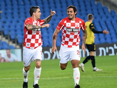 <STRONG>סיום בנתניה. שער מוקדם של ז`וסוואה הספיק להפועל באר שבע כדי לנצח 0:1, ולהיצמד למכבי פתח תקווה ומכבי תל אביב עם 23 נקודות בטבלה. (ברני ארדוב)</STRONG>