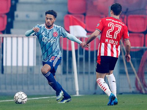 גצה מתקשה מול האגרסיביות של אייאקס. (GETTY)