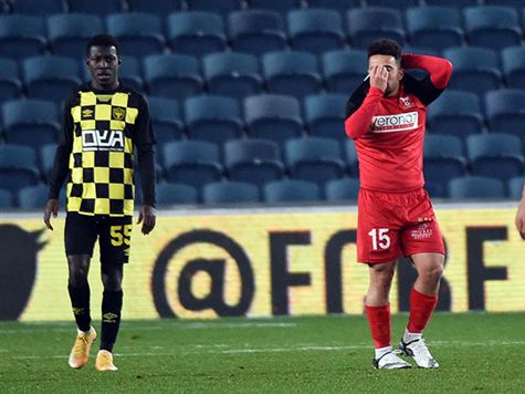 <STRONG>0:3 לבני סכנין!!!</STRONG>&nbsp; בית``ר עברה להיות התקפית יותר, מה שהשאיר דלילות בהגנה. מתפרצת הסתיימה ברוחב של האסלביינק לברשצקי, והוא בעט שטוח כדור שניצן רק הצליח לגעת בו בדרך לרשת. (ברני ארדוב)