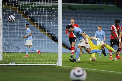 <STRONG>מהלך שכולו מחרז ודה בריינה. הבלגי מצא את האלרג`יאי שעשה ככל העולה על רוחו ברחבת הסיינטס ושיחרר בעיטה שפגעה בקורה. גונדואן היה במקום כדי לכבוש את הריבאונד ואת ה-12 שלו העונה (Getty)</STRONG>