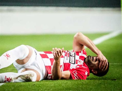 לואי טאהא נאנק מכאבים אחרי פגיעה של ארמנדו קופר. שחקן פ``ת ניסה לקפוץ מעל הבלם, אבל פגע בראשו עם הברך. חוסר מזל לשני הצדדים (עודד קרני)