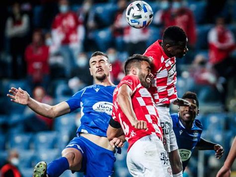 חוסר דיוק כזה לא ראינו באמת הרבה זמן. שתי הקבוצות לא מצליחות לחבר שתי מסירות ברצף. מדהים (עודד קרני)