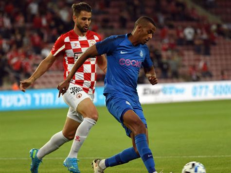 קצב לא רע בכלל ברבע השעה הראשונה, אבל עם זאת, שחקני שתי הקבוצות מאוד לא מדויקים בפעולות האחרונות (ברני ארדוב)