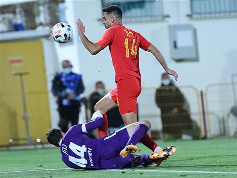 <STRONG>פנדל למ.ס אשדוד! טעות קשה של&nbsp;ג`וש כהן שמכשיל את דין דוד ברחבה. השוער נפגע מהמהלך וכעת ממתינים לחזרתו לדשא (דני מרון)</STRONG>