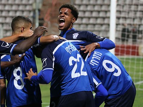 <STRONG>איזו התקפת מעבר גדולה של האורחת מהלאומית! אמיר ברקוביץ` השתחרר משני שחקנים במרכז השדה ומצא את בר כהן החופשי באגף ימין. הקשר התקדם במהירות לרחבה של סכנין ושיחרר בעיטה חזקה שנהדפה על ידי קנדיל, מלך שערי הלאומית עט על הריבאונד וכבש את הראשון במשחק (אודי ציטיאט)</STRONG>