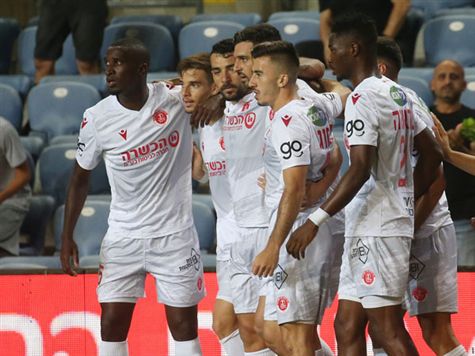 שער! הפועל תל אביב עלתה ל-0:1: שלומי אזולאי ניצל חור בהגנת פ``ת, עבר את אריק ינקו ומזווית קשה העביר כדור רוחב שאור בלוריאן דחק לשערו הוא (אודי ציטיאט)