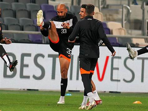 דן מורי מתחמם. קפטן בני יהודה ידע הרבה קרבות, אחד נוסף הערב (אלן שיבר)