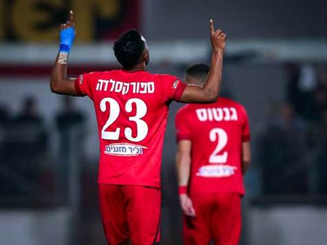 מלמד הכניס כדור למגן ההולנדי, שהצליח להשתחרר משמירה הדוקה של שני שחקנים ושלח את הכדור לקורה ופנימה. שער חשוב מאוד לסכנין (מאור אלקסלסי)