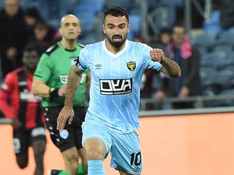 הערב: בית``ר משחקת עם סרטים שחורים על החולצה, לזכרו של הרב חיים קנייבסקי ז``ל שהלך לעולמו