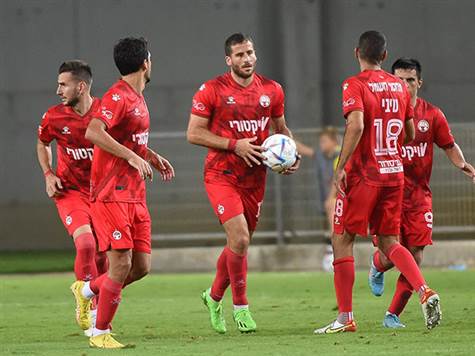 שי אליאס ניצל הדיפות רעות של איתמר ניצן והבקיע מהאוויר היישר לרשת. המהפך הושלם (ברני ארדוב)