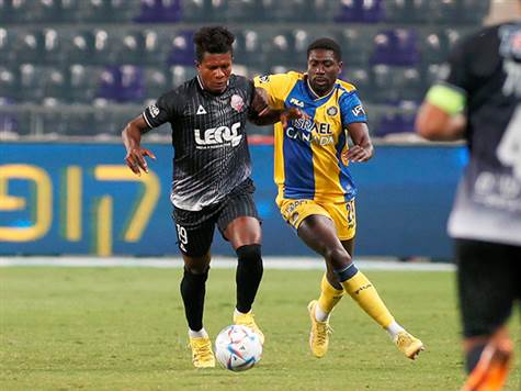 הרמה ירדה מאוד בינתיים, דווקא הפועל חיפה ביכולת טובה מאוד בדקות האלה (צילום: אלן שיבר)