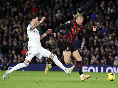 איבוד כדור רע מאוד של לידס הגיע אל גריליש, ששעט קדימה ומסר רוחב לנורווגי, שנותר לבדו מול השער הריק. שער מספר 19 להולאנד בליגה! (GETTY)