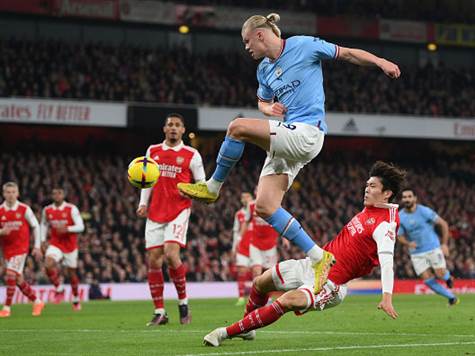 איזה מצב להולאנד! הגבהה מצוינת לרחבה של מאחרז מצאה את הולאנד, שהתגנב מאחורי טומיאסו, אבל הנורווגי ספק מסר ספק בעט והכדור חלף על פני השער של ראמסדייל (GETTY)