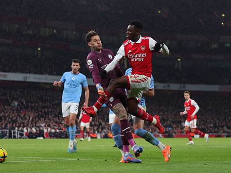 פנדל לארסנל! עבירה גבולית של אדרסון על אנקטיה ברחבה הובילה לשריקה של השופט, האם אנחנו בדרך ל-1:1? (GETTY)