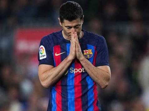 לבנדובסקי כמעט העלה את ברצלונה ליתרון אחרי לחץ טוב של קבוצתו, אך בעיטה שלו מתוך הרחבה פספסה במעט את המסגרת (GETTY)