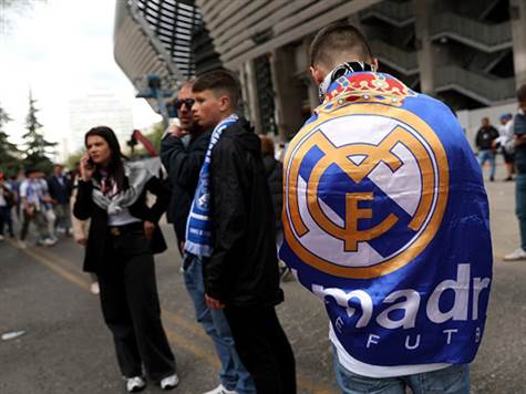 זו קבלת הפנים שחיכתה לאוטובוס של שחקני ריאל מדריד מחוץ לברנבאו בהגעתם לאיצטדיון>>>