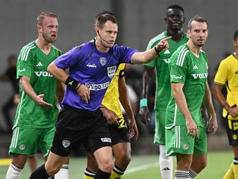 <STRONG>יגאל פריד הוסיף 3 דקות למחצית הראשונה</STRONG> (ברני ארדוב)