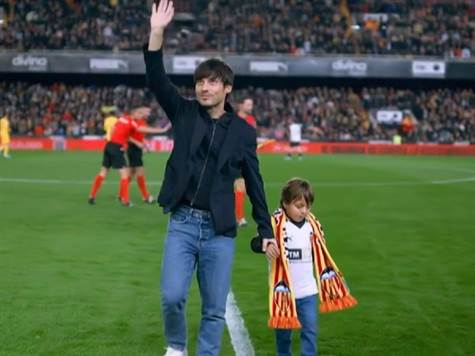 עוד לפני פתיחת המשחק של ברצלונה נגד ולנסיה, העטלפים ערכו טקס מרגש לכבוד דויד סילבה, אגדת המועדון שפרש בתחילת העונה בעקבות פציעה קשה, בגיל 37