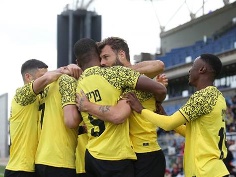 <STRONG>0:1 לבית``ר!</STRONG> כדור קרן של שועה שפשף את ראשו של גוטליב ונכנס לרשת (אודי ציטיאט)