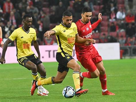 כרגיל במשחקים בין הקבוצות, סוער מאוד מהשנייה הראשונה - אבל עוד לא ראינו מצב ליד השערים (צילום: ברני ארדוב)