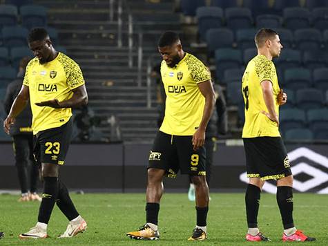 רגע האמת של בית``ר ירושלים מתקרב: רגע לפני הפלייאוף התחתון, הירושלמים מתארחים אצל מכבי פ``ת - כשרק הפרש שערים מפריד בינם לבין הקו האדום. ברק יצחקי עדיין לא ניצח או ראה גול מאז שמונה למאמן, והפעם - הם יקוו סוף סוף לברוח מהתחתית (צילום: דני מרון)